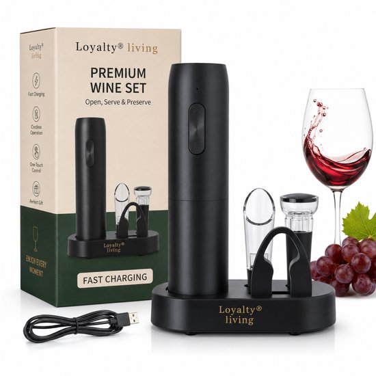 Zwarte elektrische kurkentrekker set met wijnglas, fles rode wijn, druiven en oplaadkabel, met de doos op de achtergrond.