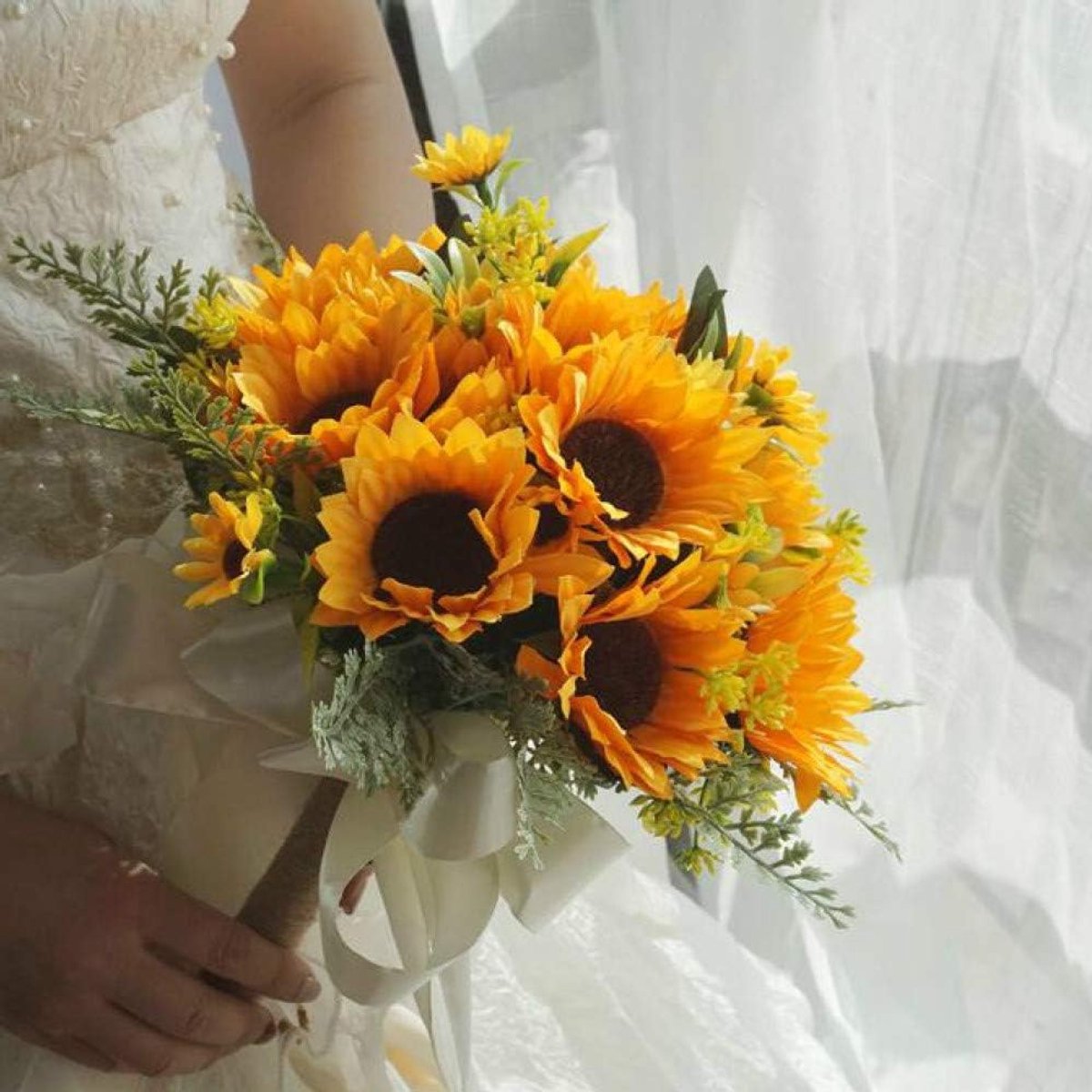 Bruid houdt bloemen bruiloftsboeket