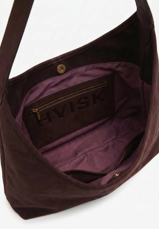 Bruine suède tas, van binnen met paarse voering, open compartiment en binnenzak met "HVISK" logo.