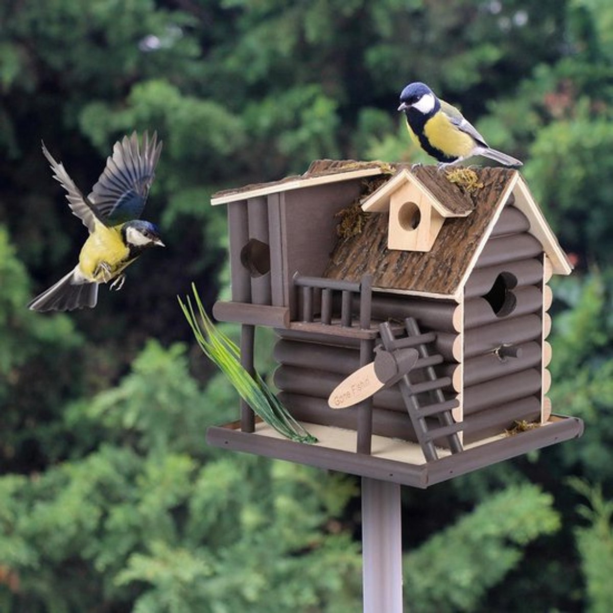 - Vogelhuisje - Tuindecoratie - Vrijstaand - Balkon - Tuinvogels - Vogelhotel - Houten vogelhuisje - Uniek nestkastje voor vogels - Vrijstaand vogelhuisje - Decoratief vogelhotel - Voor tuin en balkon - Trekt tuinvogels aan.