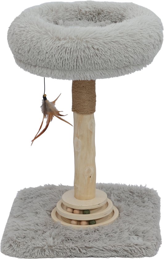 Grijze pluche krabpaal met houten stam, sisal touw, bungelend veren speeltje en houten balletjesspel op de voet.