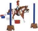 Bruin-wit gevlekte paard met Hannah erop, in westernstijl, met hindernissen en tonnen.