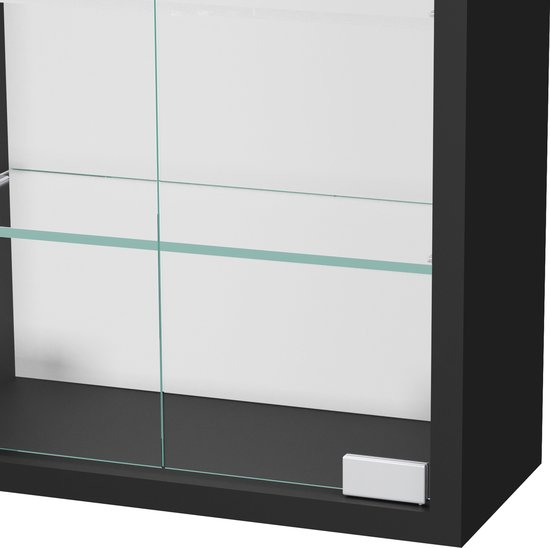 Close-up van de glazen schuifdeuren van een zwart vitrinekastje.