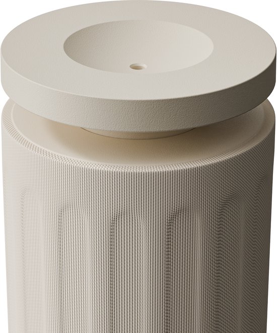 Bovenaanzicht van de beige diffuserkop met een ronde, holle bovenkant en een klein gat in het midden.