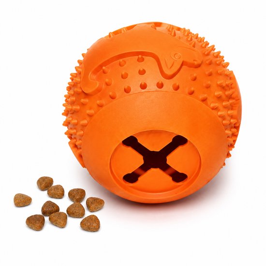 Een oranje bal met noppen, een opening in het midden en visvormig reliëf, met naast zich een hoopje hondenbrokken.
