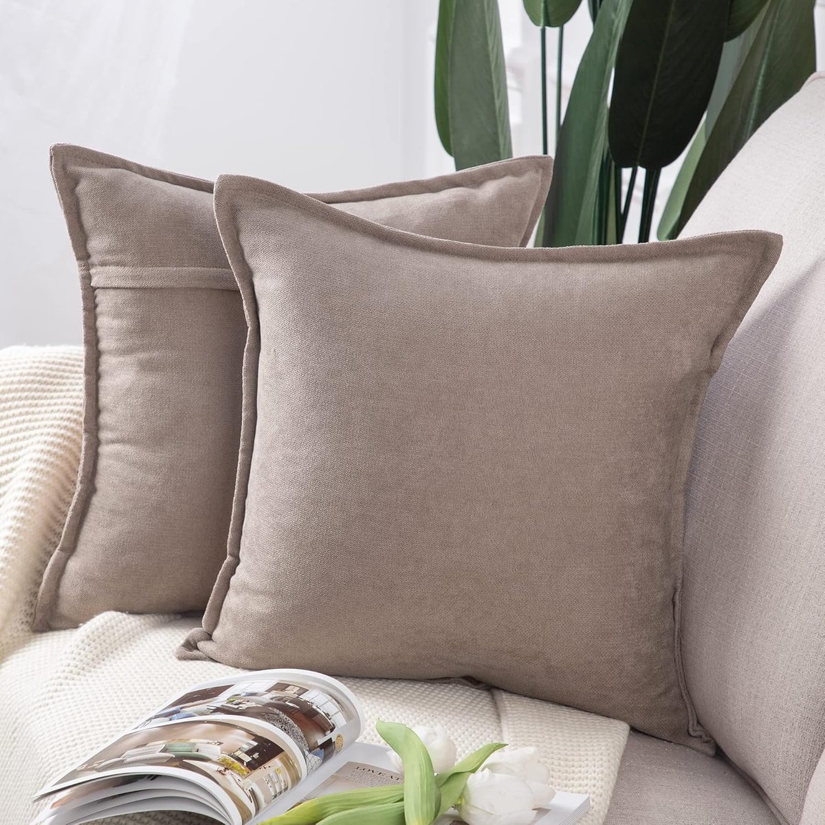 SnelShoppen - Set van 2 Korte Chenille Kussenhoezen 60x60cm - Zachte Decoratieve Kussens voor Bank en Slaapkamer - Licht Taupe - Duurzaam en Stijlvol
