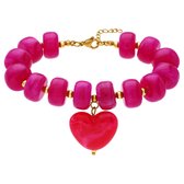 Gouden armband met roze, hartvormige kralen en een grote hartvormige bedel.