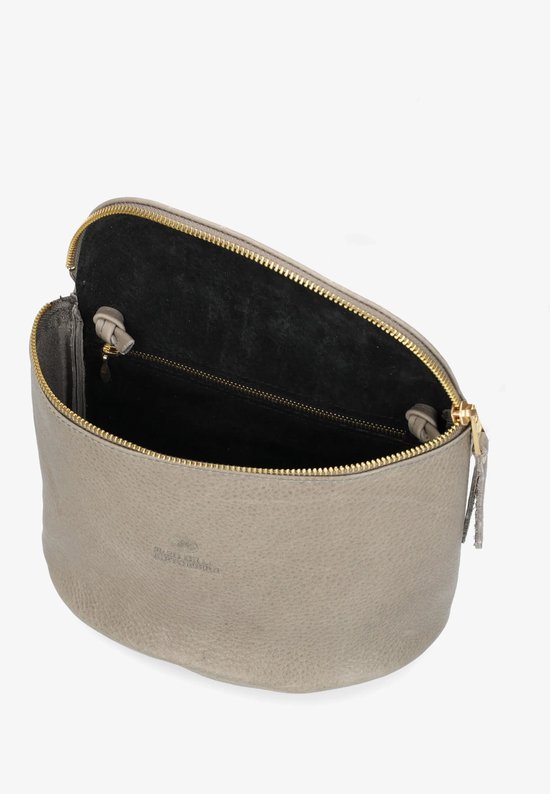 Grijze leren tas met gouden rits, open aan de bovenkant.