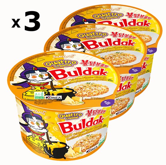 Drie verpakkingen Samyang Quattro Cheese Buldak hot chicken flavor instant noedels in grote kommen, met kaas, kip en cartoonfiguren.