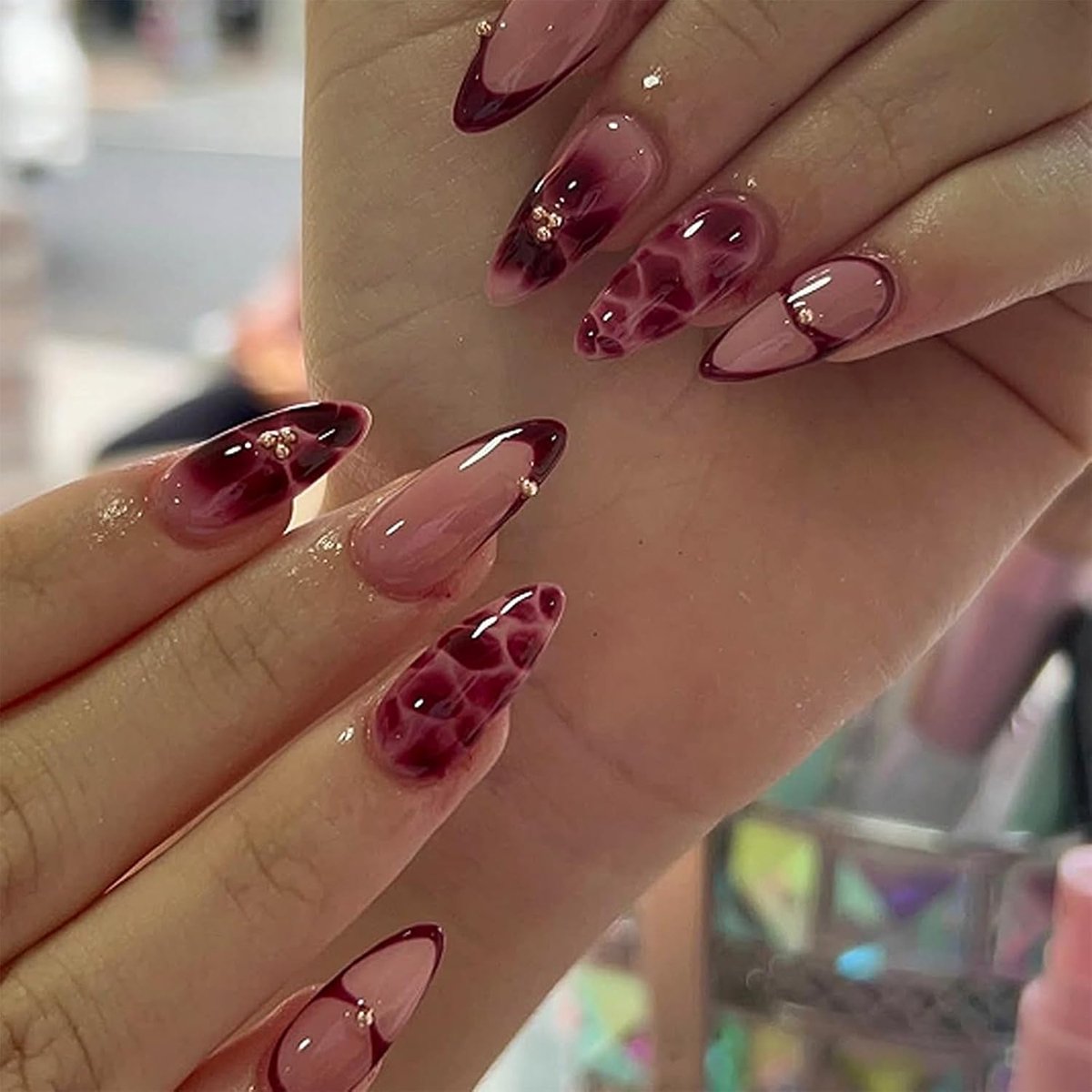 SnelShoppen - 24 Stuks Rode Bloemen Press-on Nagels Korte Acryl Nagels met Bloemmotief, DIY Manicure Set voor Vrouwen, Herbruikbare Kunstnagels voor F
