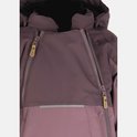 Detail van de ritssluitingen aan de voorzijde van een paarse winteroverall voor baby's.