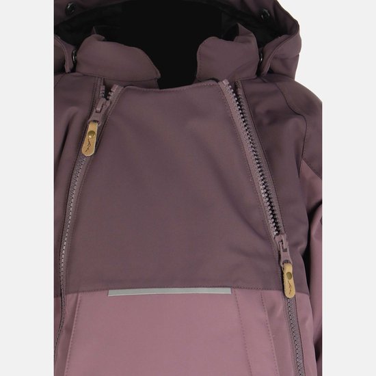 Detail van de ritssluitingen aan de voorzijde van een paarse winteroverall voor baby's.