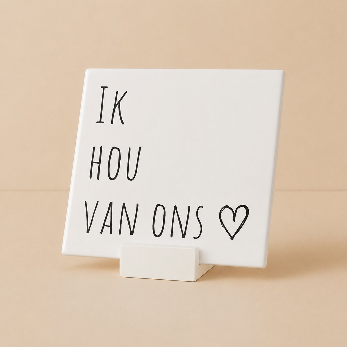 Bedruk King Eenvoudig 'Ik Hou Van Ons' Tegeltje met houdertje- 11x11 cm Elegante Keramische Tegel met Romantische Quote voor Thuis of als Cadeau 11x11 cm met houdertje