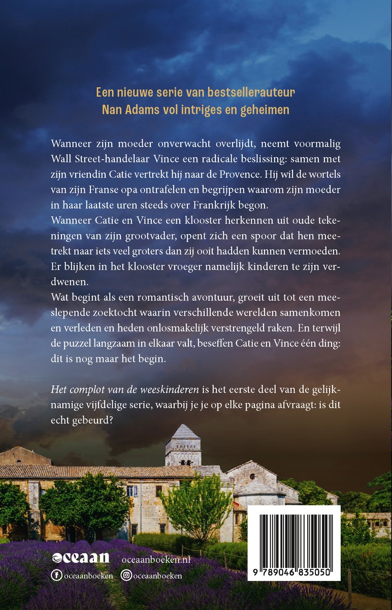 Boekcover met een villa met lavendelvelden ervoor, tekst 'Een nieuwe serie van bestsellerauteur Nan Adams vol intriges en geheimen'.