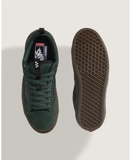 Boven- en onderaanzicht van een groene Vans Old Skool sneaker met donkerbruine zool. Vans-logo op de binnenzool.