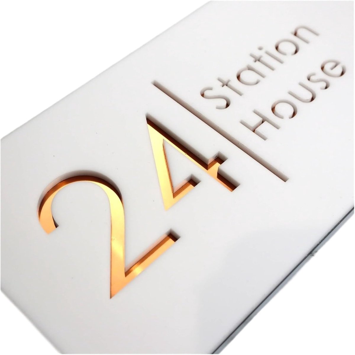 Acryl Huisnummer Bord - Adres Naambord - Huis Identificatie - 3D Drijvend Effect - 15x30cm - Wit Goud