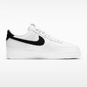 Zijaanzicht van witte Nike Air Force 1 sneakers met zwarte swoosh en hiel.