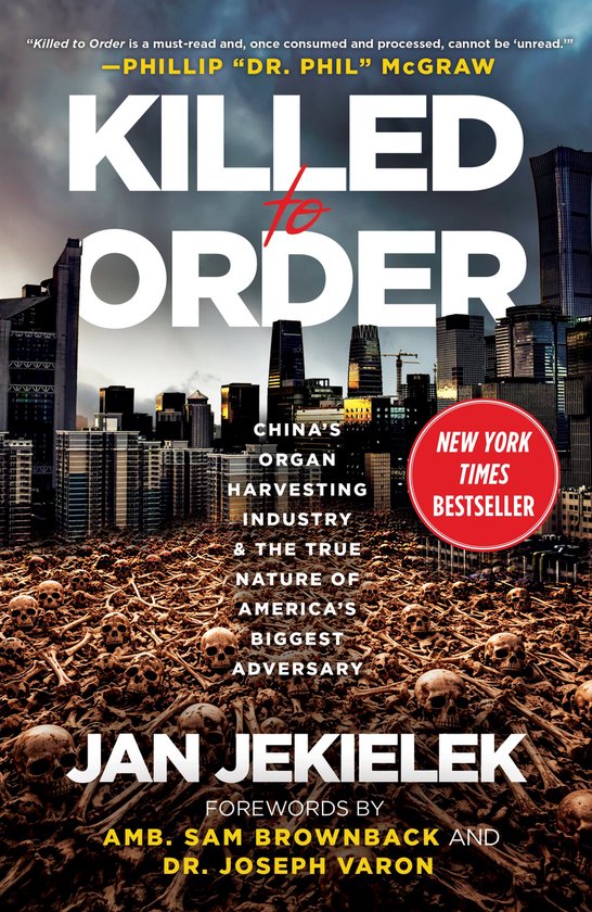 Boekomslag 'Killed to Order' met de titel in grote letters, een stad op de achtergrond en schedels op de voorgrond. 'New York Times Bestseller' in een rode cirkel.