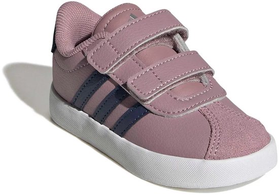 Roze Adidas sneaker met klittenbandsluiting, donkerblauwe strepen en witte zool.