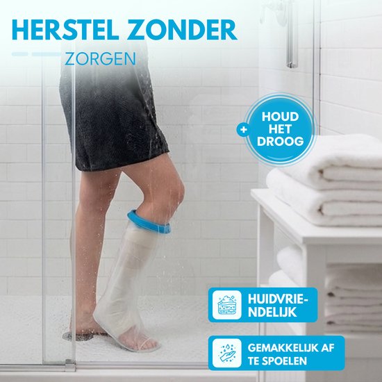 Een vrouw met een badjas en een witte gipshoes om haar onderbeen in de douche. Tekst: "Herstel zonder zorgen".