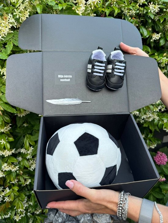 Kraamcadeau jongen met voetbal en babysneakers - cadeau geboorte baby, geboortegeschenk, ook rechtstreekse levering - diverse kleuren - zwart van Christiano — afbeelding 2
