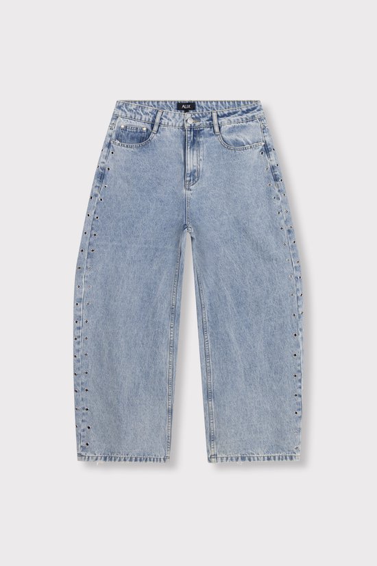 Lichtblauwe, wijde spijkerbroek van Alix The Label met zilverkleurige studs langs de zijkanten van de pijpen.