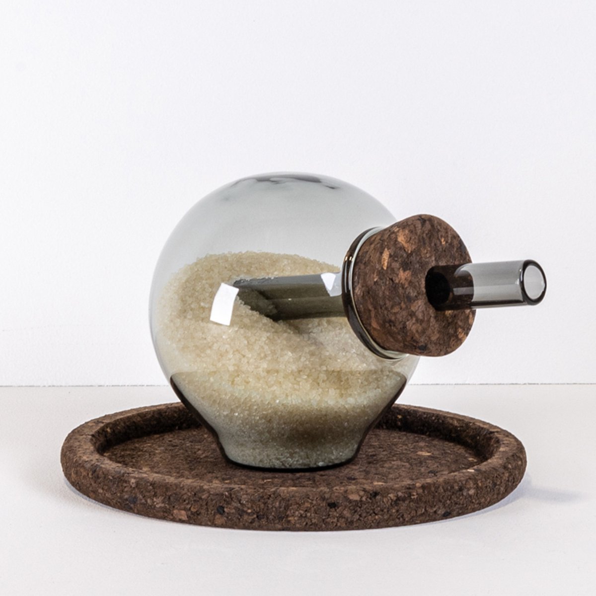Grijs Rookglas Suikerpotje 300 ml met Kurken Onderzetter, kantelbaar met kurken stop. ± 5 gram per kanteling.