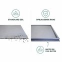 Vergelijking tussen standaard zeil met vuil en water, en opblaasbaar rand die water en vuil buiten houdt.