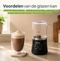 Zwarte melkopschuimer met glazen kan, naast een glas met chocolademelk, met tekst die de voordelen van de glazen kan benadrukt.