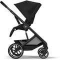 Zwarte kinderwagen met verstelbare duwstang, grote kap en netmand.