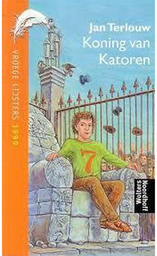 Een jongen met krullend haar zit op een stenen troon, hij draagt een groen shirt met het cijfer 7 en bruine broek.