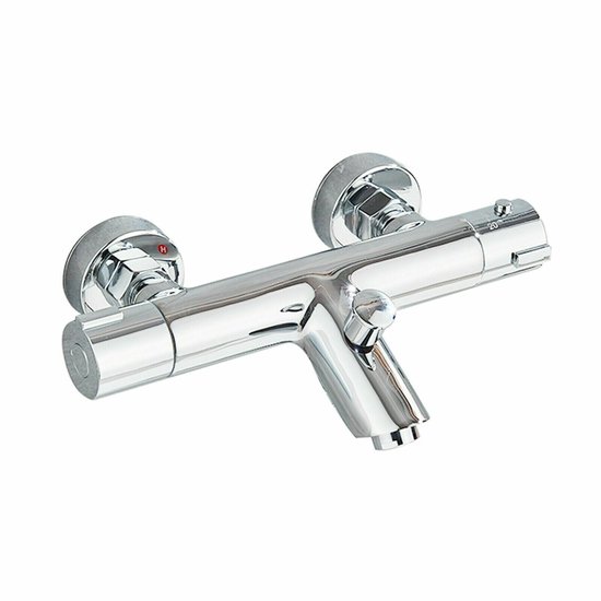 Glanzende chromen thermostatische douchekraan met twee knoppen en een uitloop.