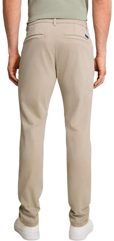 Achterkant van een man in beige chino broek.