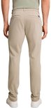 Achteraanzicht van een beige chino broek met achterzakken en een Tom Tailor-label.