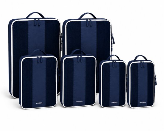 Vijf navy blauwe packing cubes van verschillende maten, met witte biezen, op een witte achtergrond.