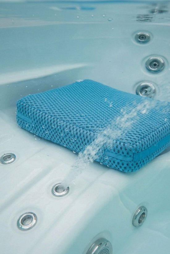Blauw mesh spa kussen in een jacuzzi met water en jets die bubbels produceren.