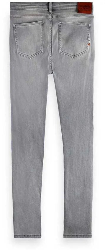 Achterkant van een grijze skinny spijkerbroek met twee zakken, bruin label en een klein oranje embleem.