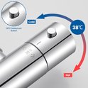 Douchethermostaat met 38°C veiligheidsknop. Pijlen geven koude en warme stromen aan.