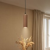 Cilindrische hanglamp met een houten lamellenpatroon in bruintinten, hangend aan een zwart snoer.