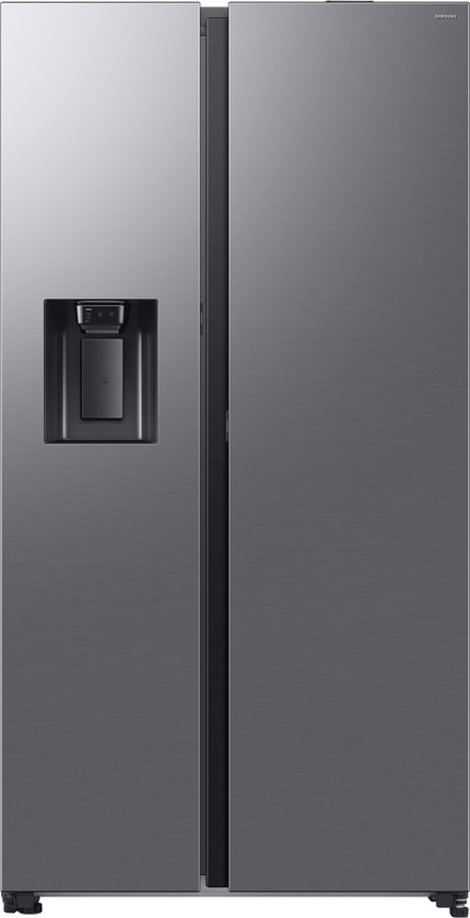 Donkergrijze Samsung Amerikaanse koelkast met waterdispenser aan de linkerkant.