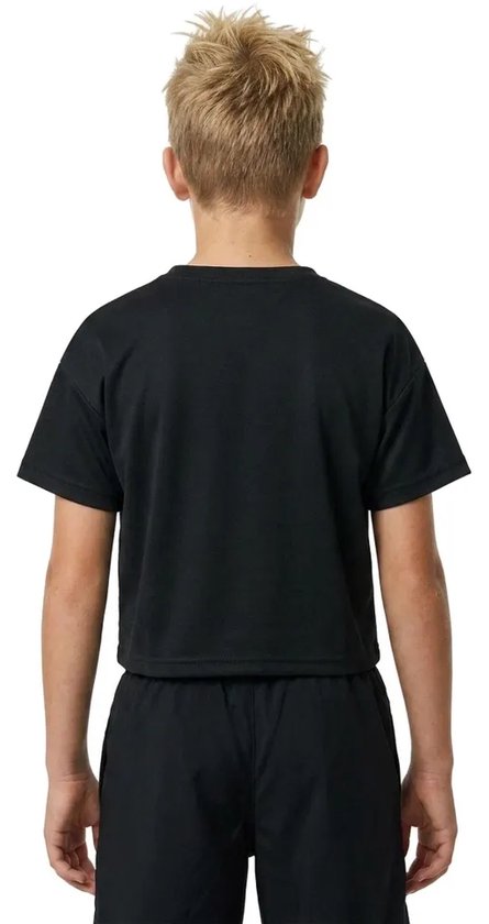 Achterkant van een jongen in zwart Nike crop top T-shirt en korte broek.