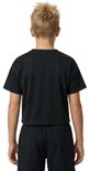 Achterkant van een jongen in zwart Nike crop top T-shirt en korte broek.