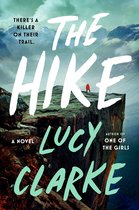 Boekcover: De tekst 'THE HIKE' staat centraal. Een persoon in rode jas staat op een klif met uitzicht op een fjord.