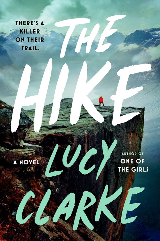 Boekcover: De tekst 'THE HIKE' staat centraal. Een persoon in rode jas staat op een klif met uitzicht op een fjord.