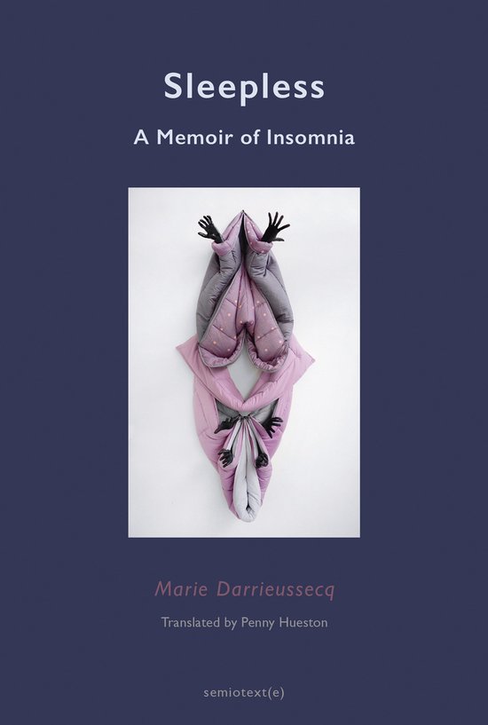 Boekomslag voor 'Sleepless: A Memoir of Insomnia' in het paars en grijs, met een abstract kunstwerk van textiel.
