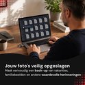 Man back-upt vakantiefoto's naar een Xedor USB-stick met de tekst "Jouw foto's veilig opgeslagen".