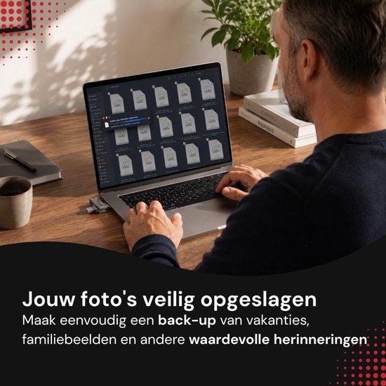 Man back-upt vakantiefoto's naar een Xedor USB-stick met de tekst "Jouw foto's veilig opgeslagen".