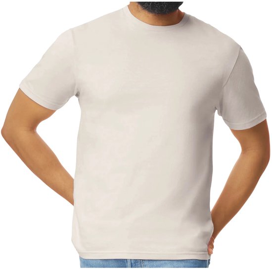 Voorkant van een lichtbeige Gildan Softstyle T-shirt met ronde hals op een model in jeans.
