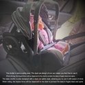 Babyautostoeltje met roze baby in autogordels, geplaatst in een grijze kinderwagen, in de achterbank van een auto.