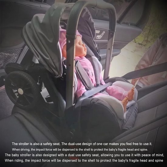 Babyautostoeltje met roze baby in autogordels, geplaatst in een grijze kinderwagen, in de achterbank van een auto.